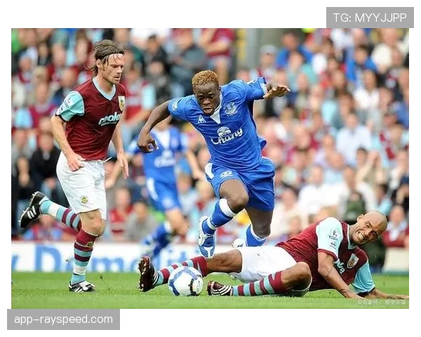 埃弗顿近5场4胜，杜斯伯里-霍尔成中场引擎