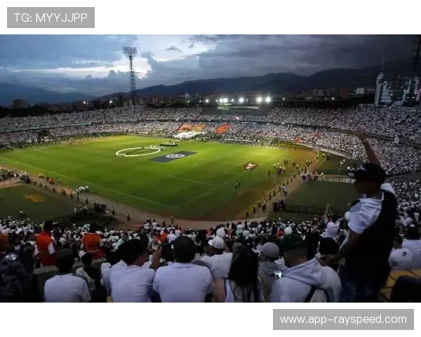 球迷默哀悼念传奇球星,全场掌声持续一分钟