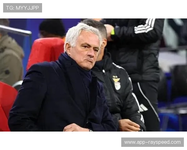 终场哨响,穆里尼奥怒斥裁判连吃两黄被罚出场